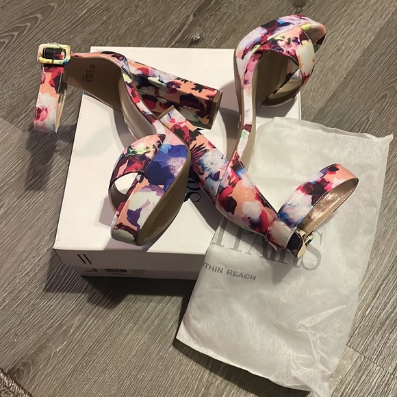 Dream Pairs floral heels - Picture 5 of 6